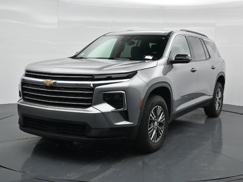 Used 2024 Chevrolet Traverse LT FWD image 2