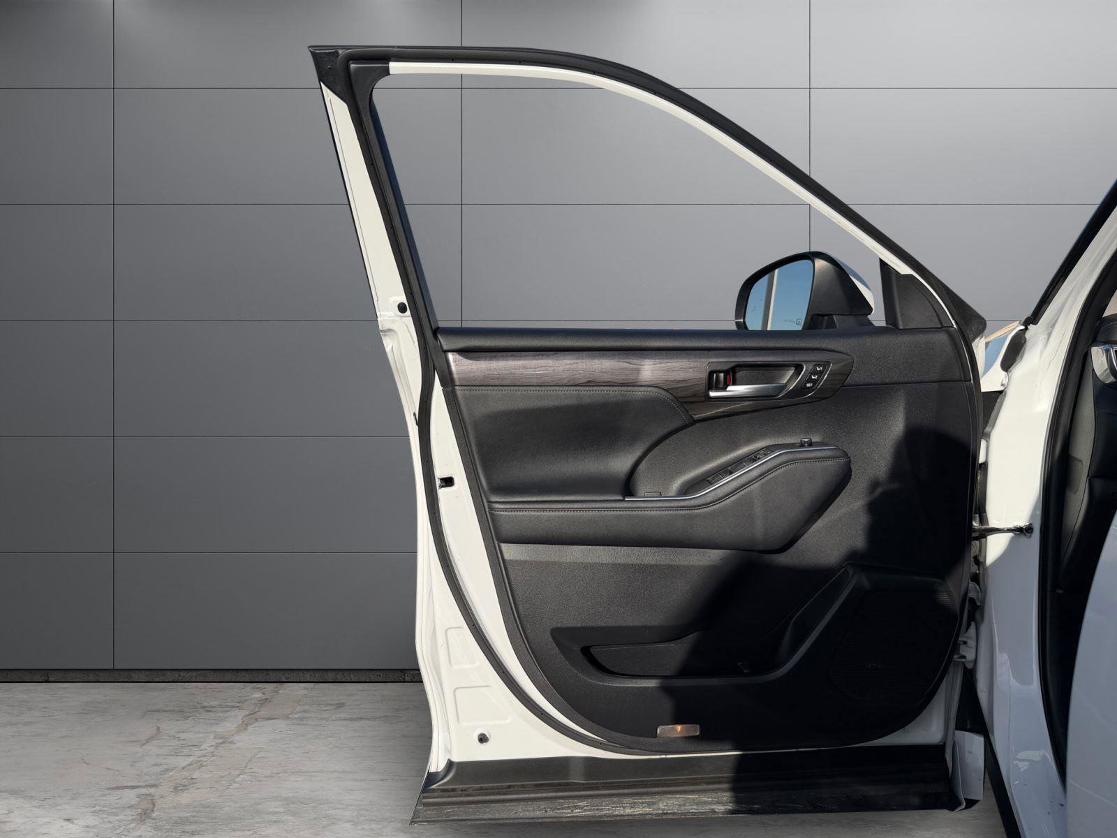 Used 2023 Toyota Highlander Platinum FWD image 14