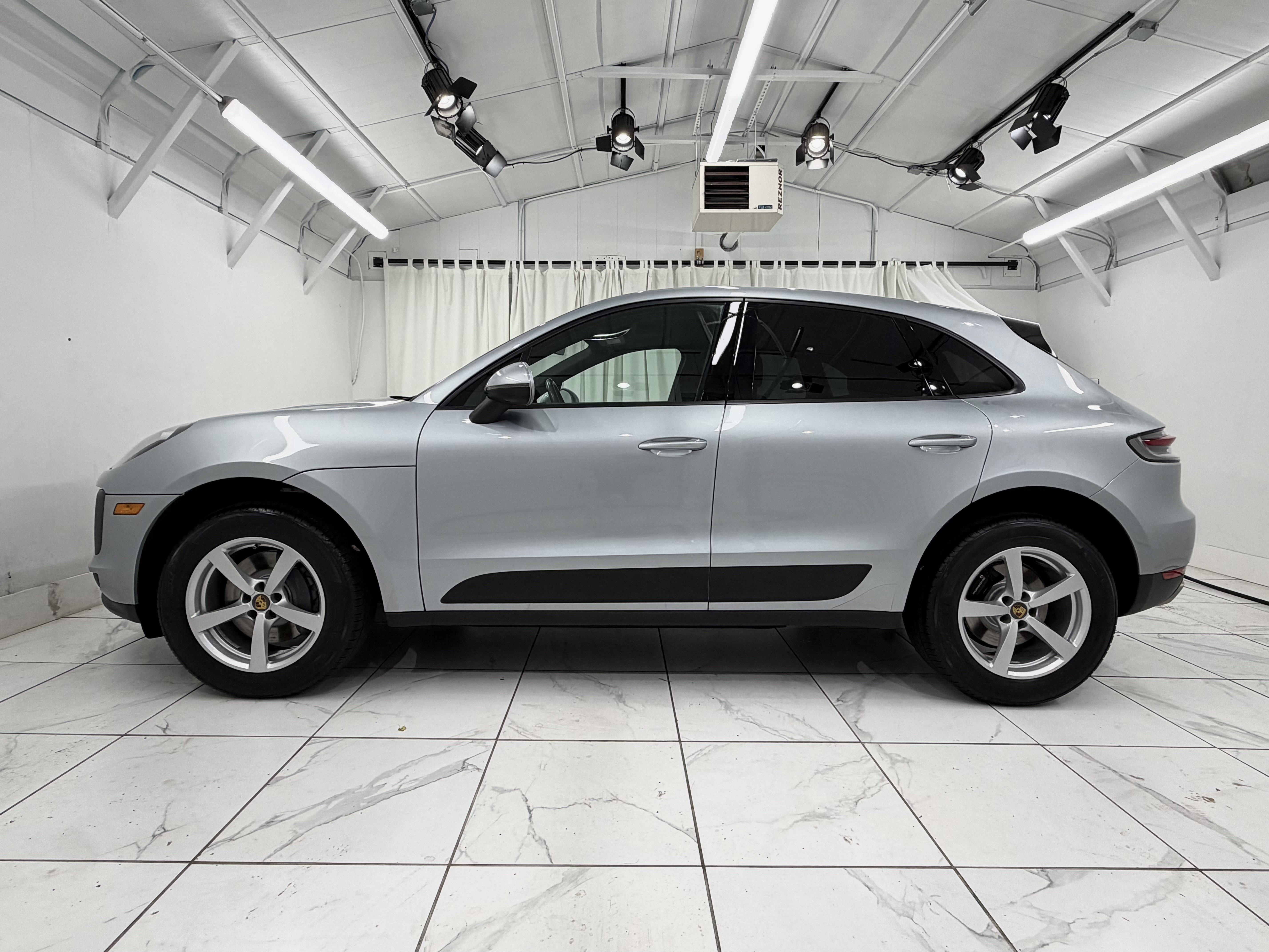 Certified 2021 Porsche Macan AWD/4WD image 2