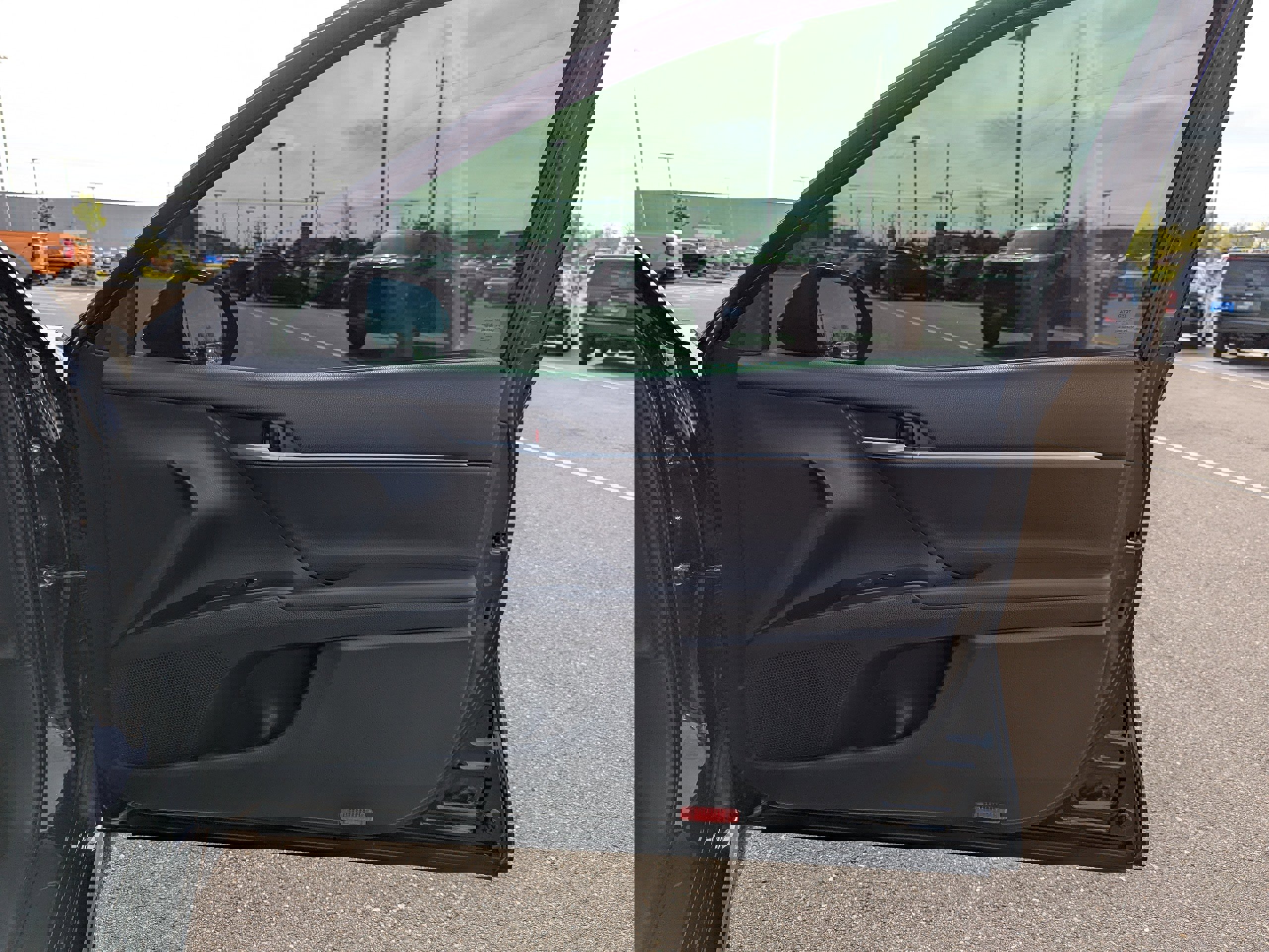 Used 2020 Toyota Camry SE w/ Cold Weather Package image 38