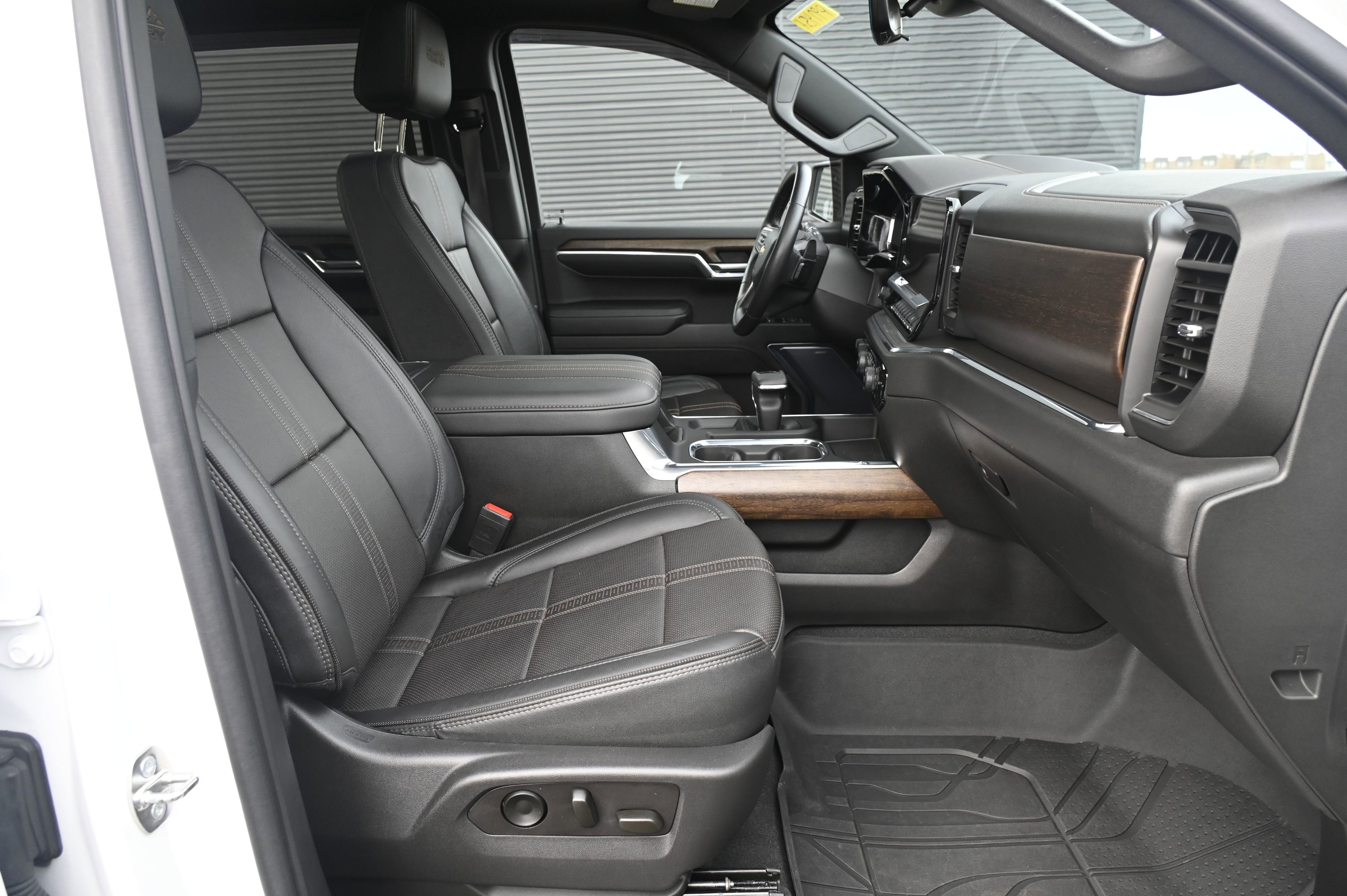 Used 2023 Chevrolet Silverado 1500 High Country w/ Technology Package image 24