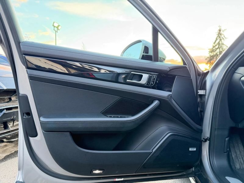 Used 2018 Porsche Panamera 4 w/ Premium Package image 9