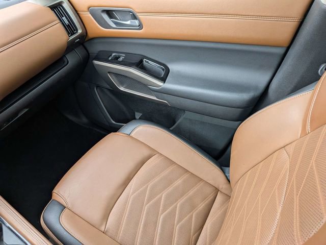 Used 2024 Nissan Pathfinder Platinum image 16