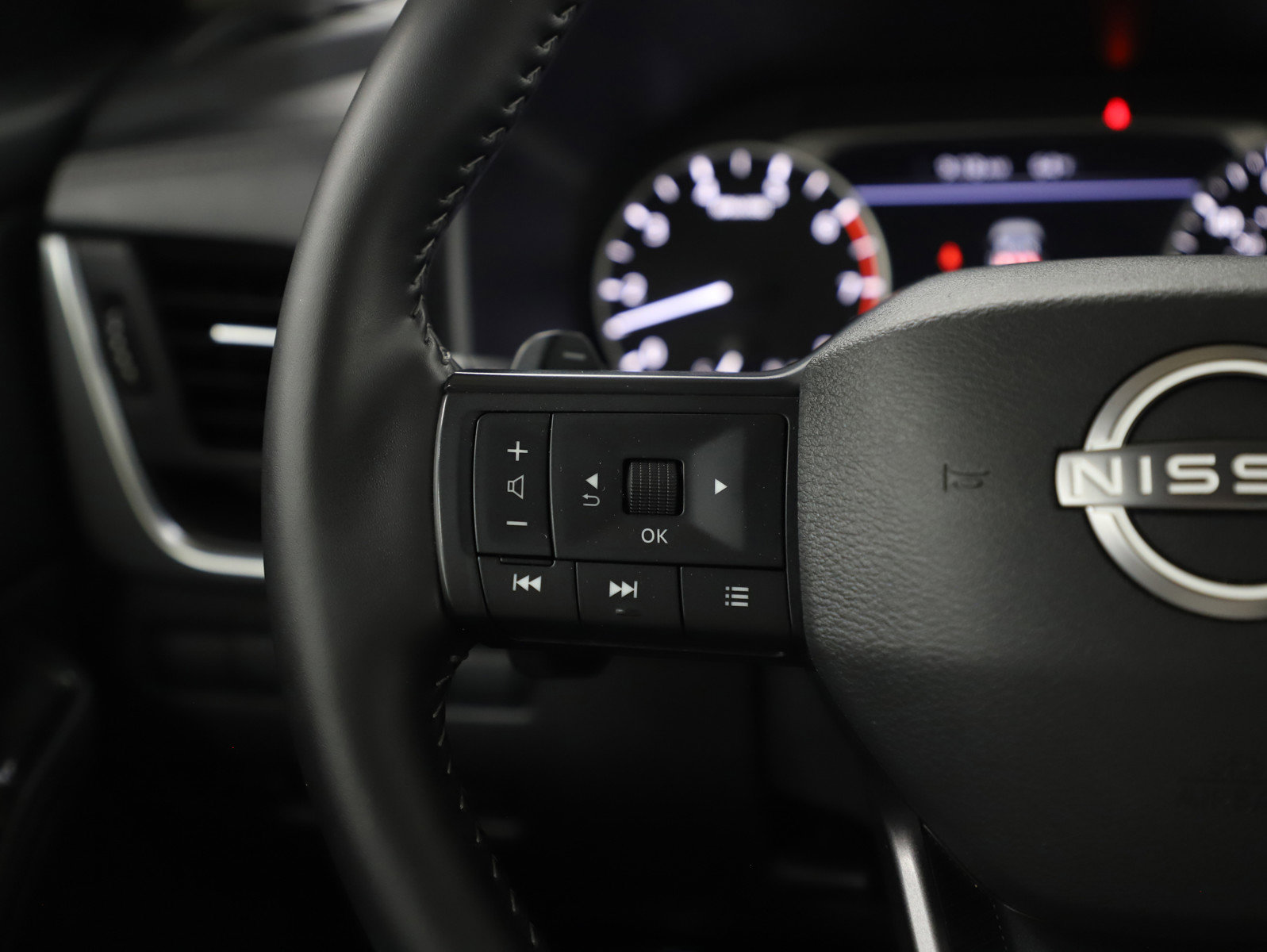 Used 2025 Nissan Rogue SV image 27