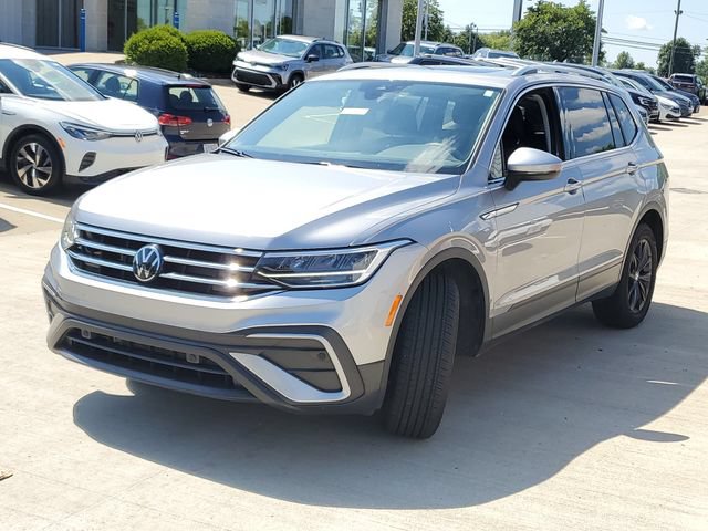 Certified 2024 Volkswagen Tiguan SE w/ Panoramic Sunroof Package AWD/4WD image 2