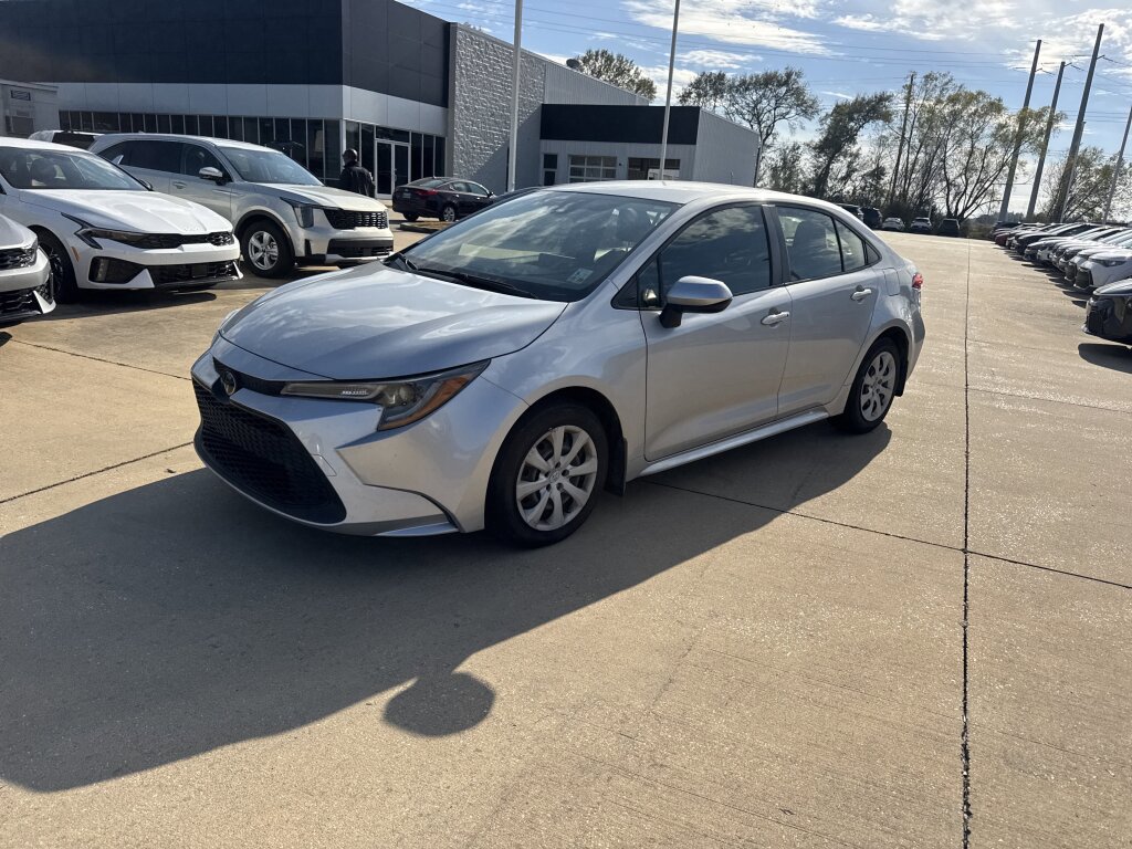 Used 2022 Toyota Corolla LE image 2