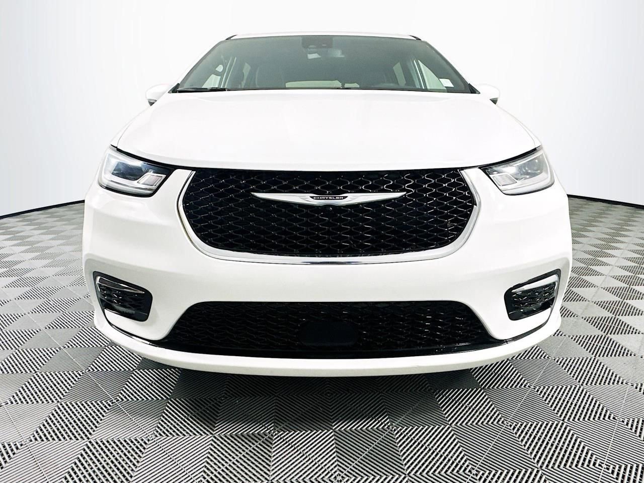 Used 2023 Chrysler Pacifica Touring image 2