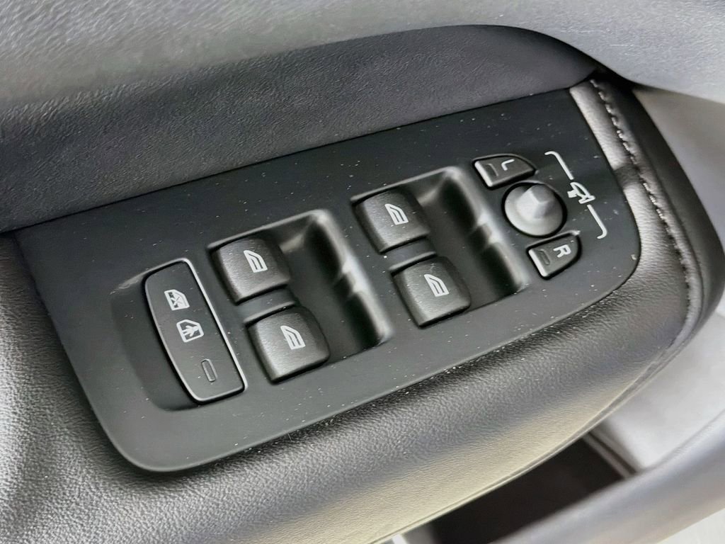 Certified 2023 Volvo XC60 T8 Plus AWD/4WD image 18