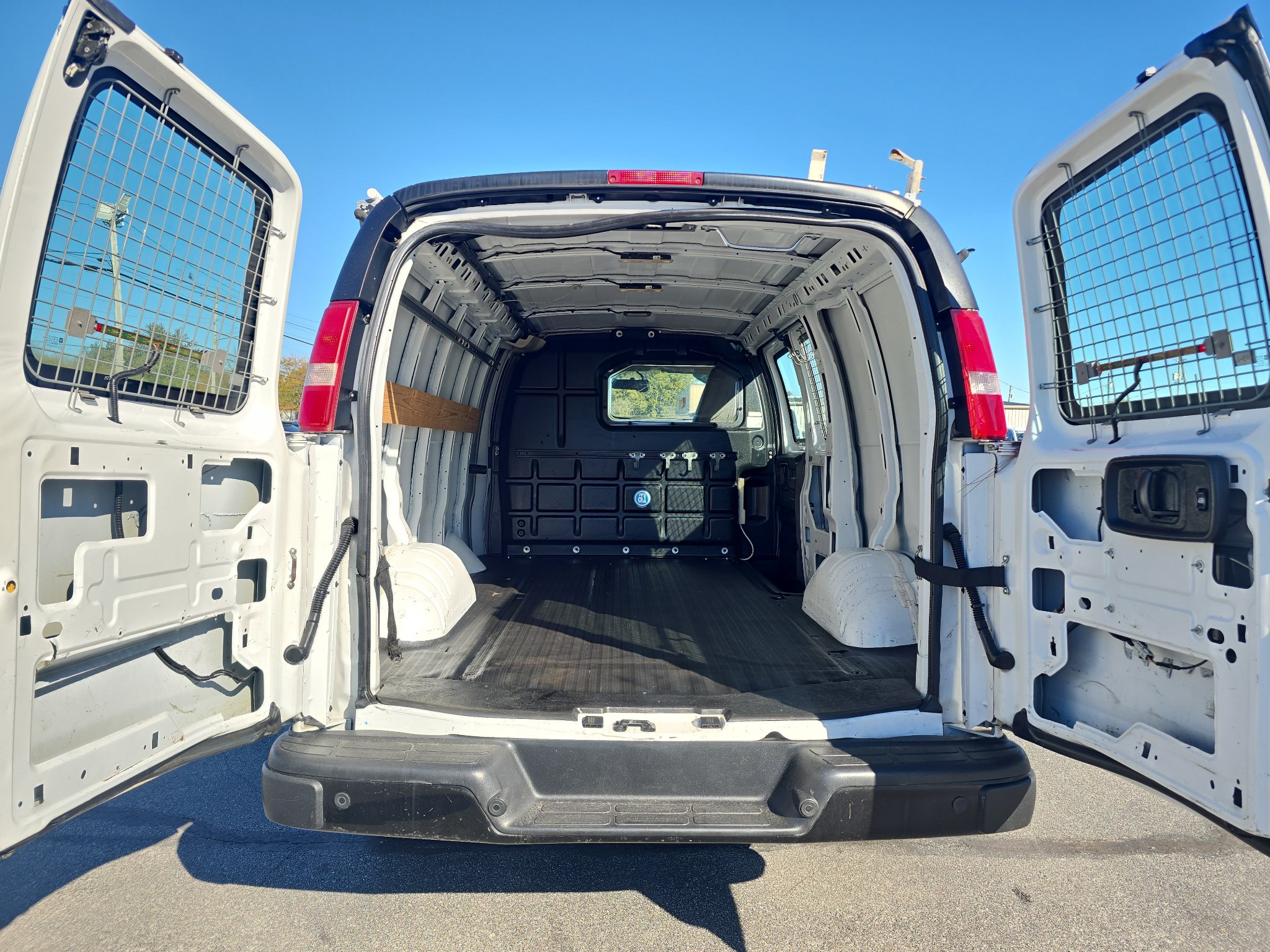 Used 2018 Chevrolet Express 2500 w/ Driver Convenience Package RWD image 14