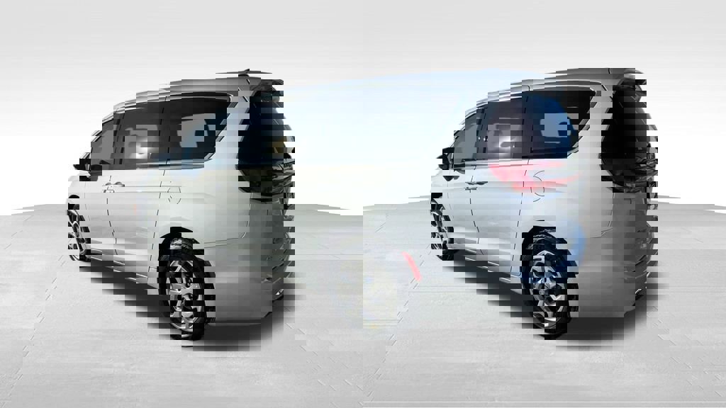 Used 2024 Chrysler Pacifica Limited image 6