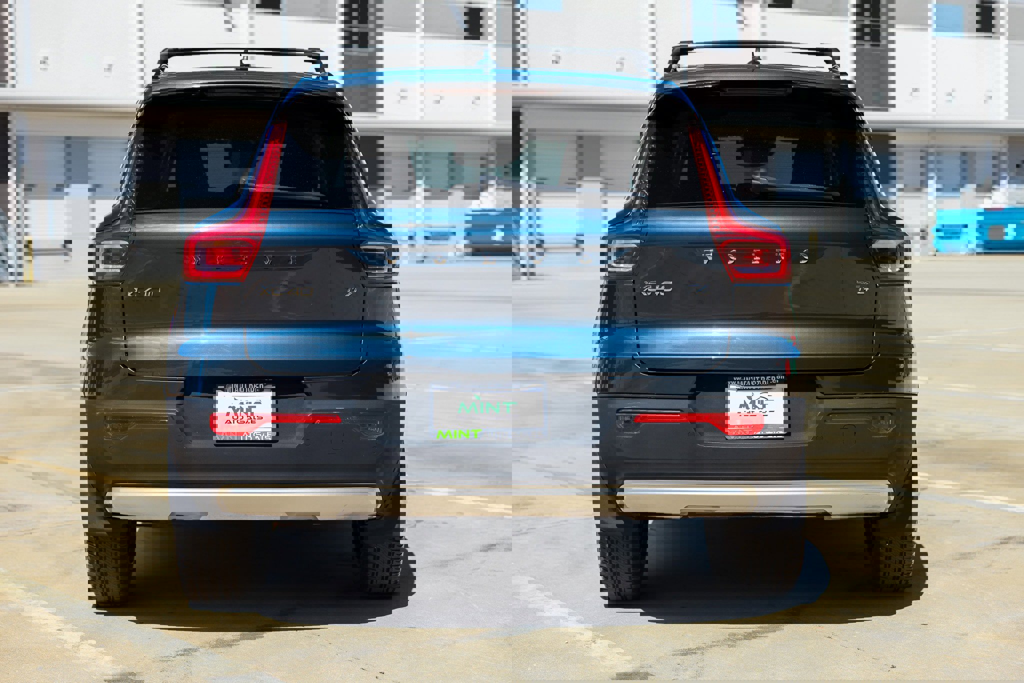 Used 2021 Volvo XC40 T4 Momentum w/ Protection Package Premier image 12