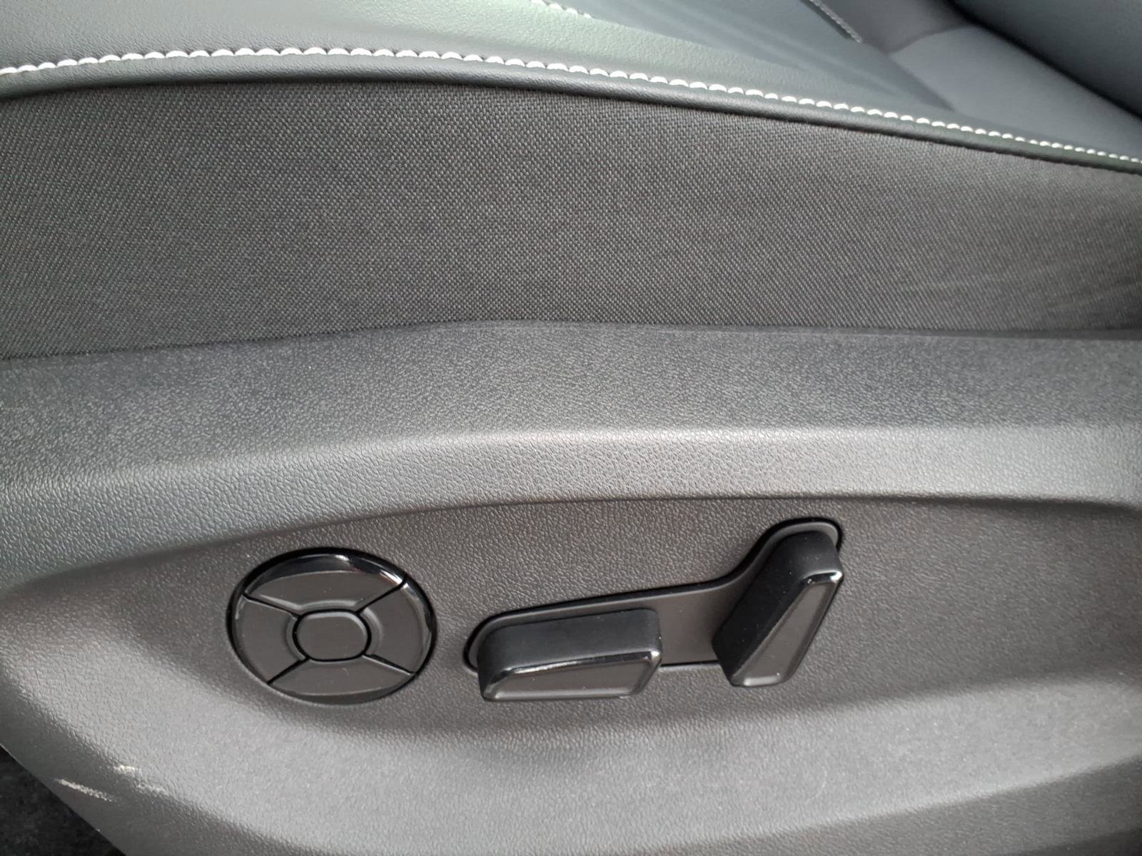 New 2026 Volkswagen Tiguan SE R-Line image 12