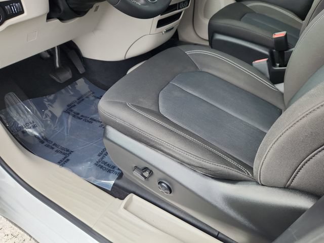 Used 2022 Chrysler Voyager LX FWD image 20