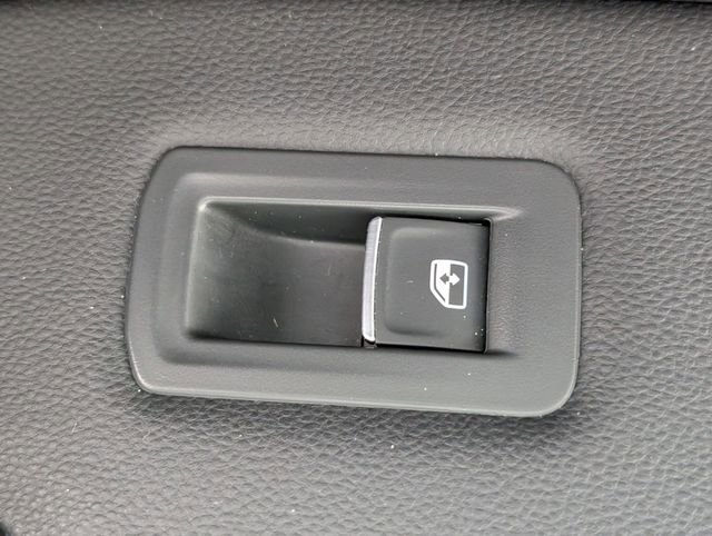 Used 2024 Volkswagen Tiguan SE image 37