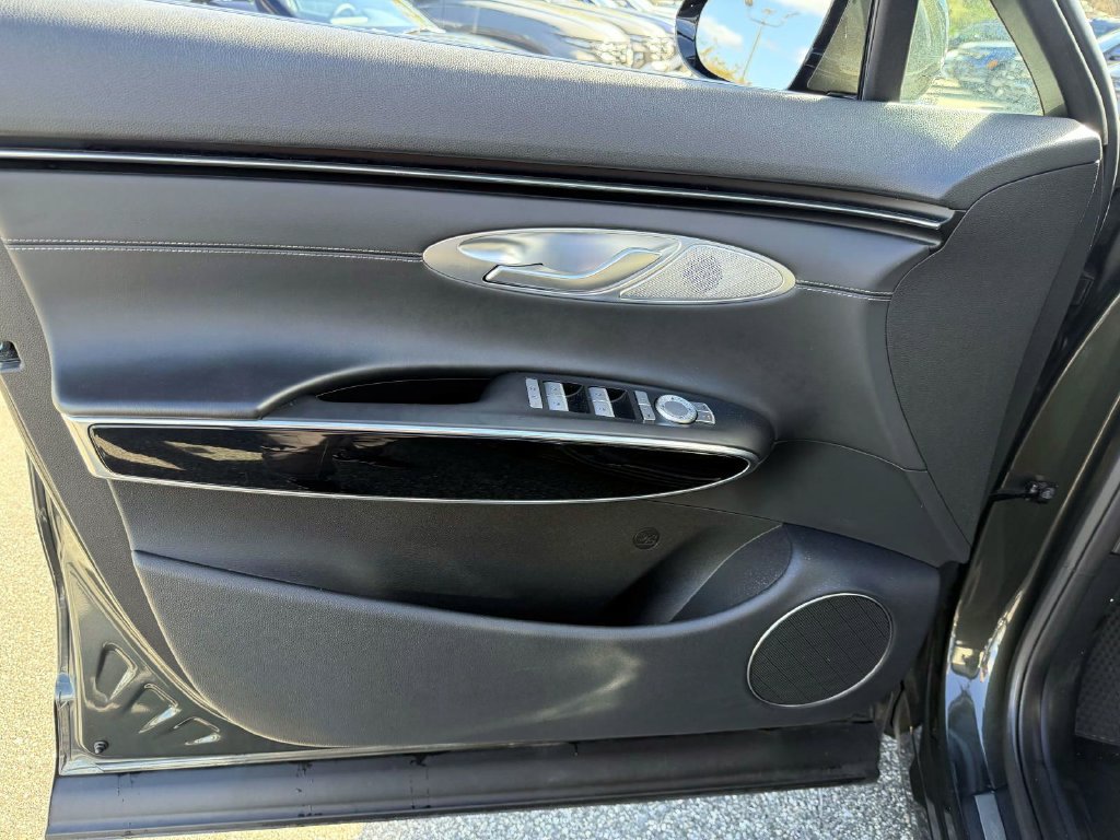 Certified 2025 Genesis GV70 2.5T AWD/4WD image 18