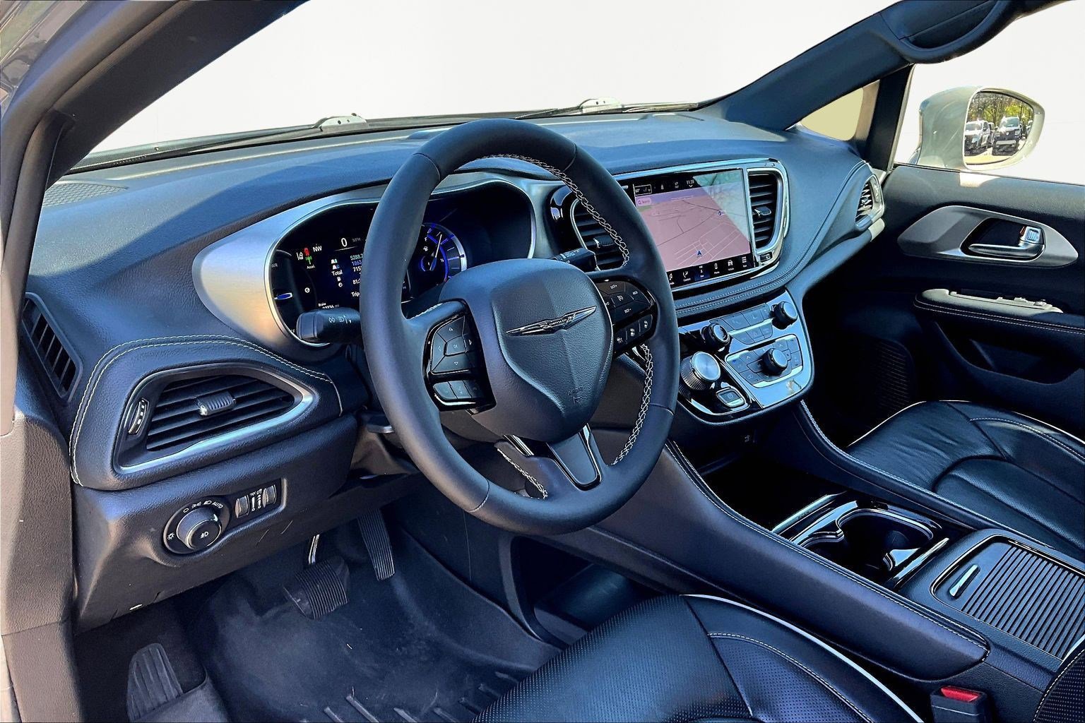 Used 2022 Chrysler Pacifica Limited w/ Uconnect Theater Family Group image 18