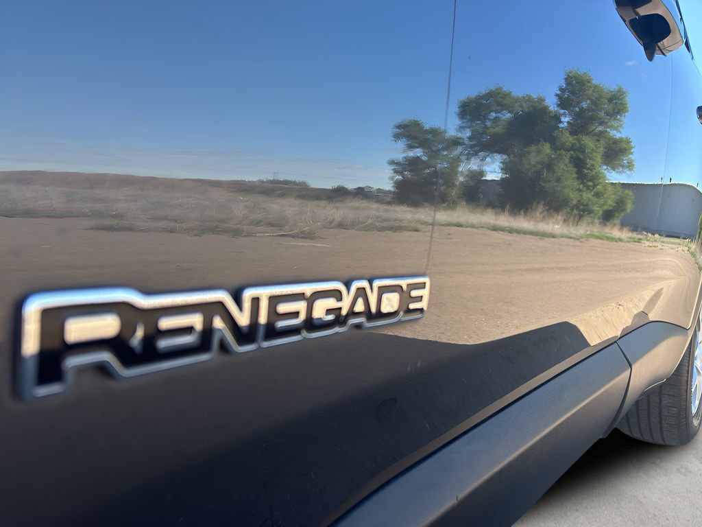 Used 2017 Jeep Renegade Latitude FWD image 30