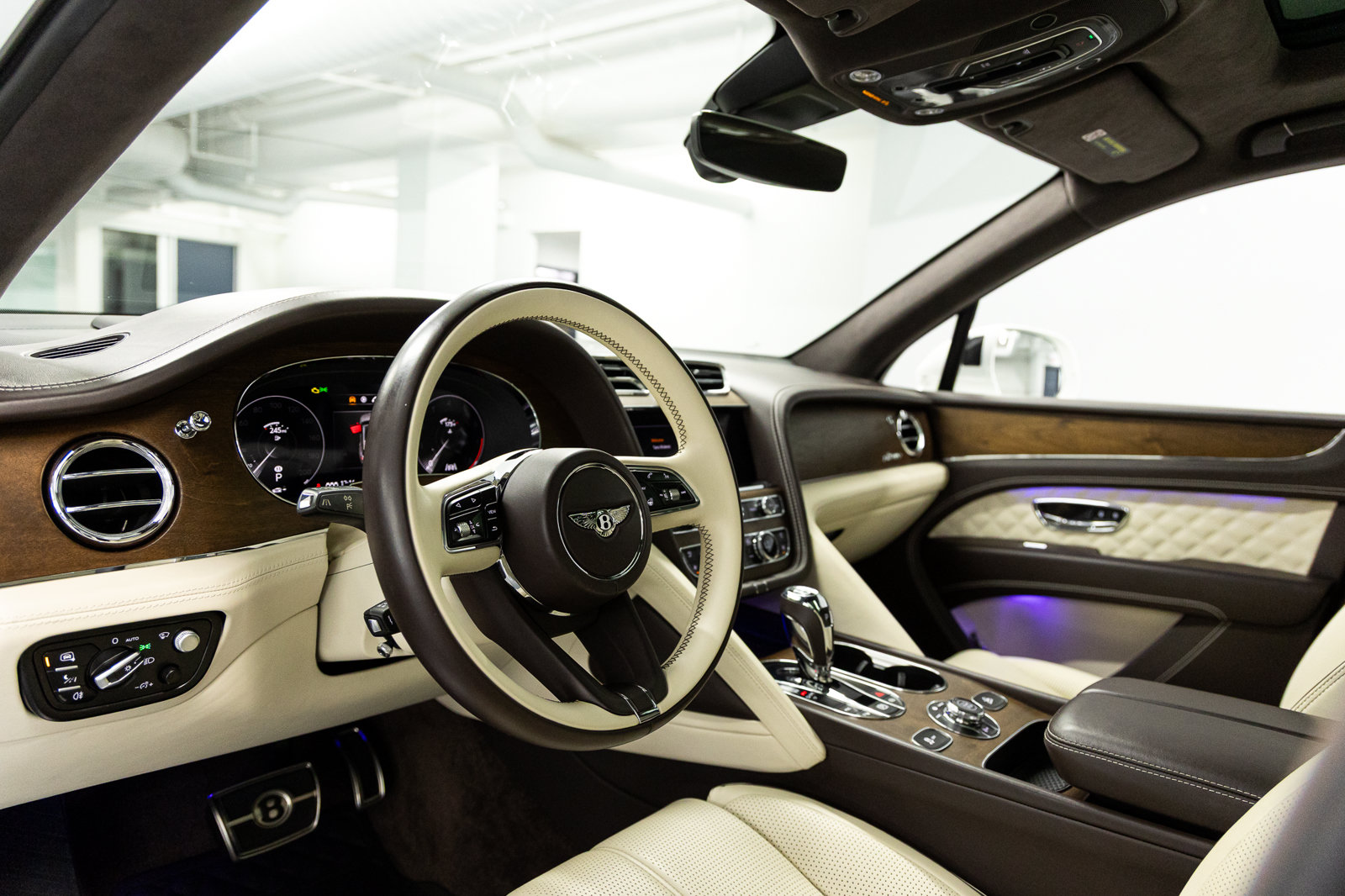 Used 2023 Bentley Bentayga AWD/4WD image 27