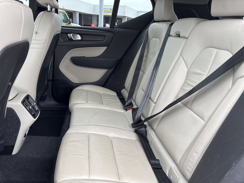 Used 2023 Volvo XC40 B4 Ultimate image 23