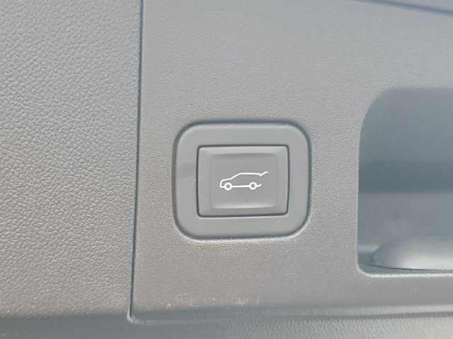 Used 2025 Cadillac XT5 Luxury w/ LPO, Floor Liner Package AWD/4WD image 9