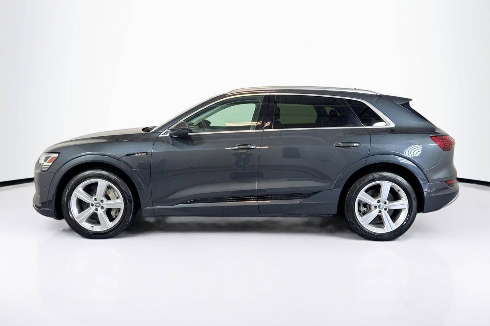 Used 2019 Audi e-tron Premium Plus w/ Cold Weather Package image 8