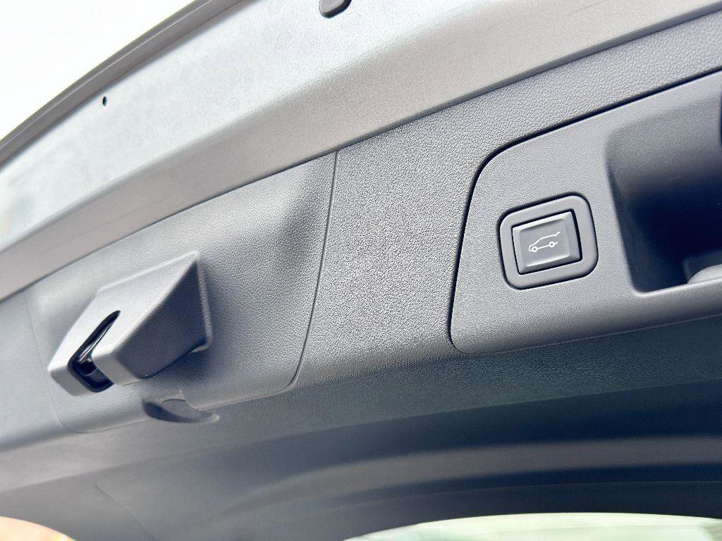 Used 2023 Buick Envision Avenir image 12