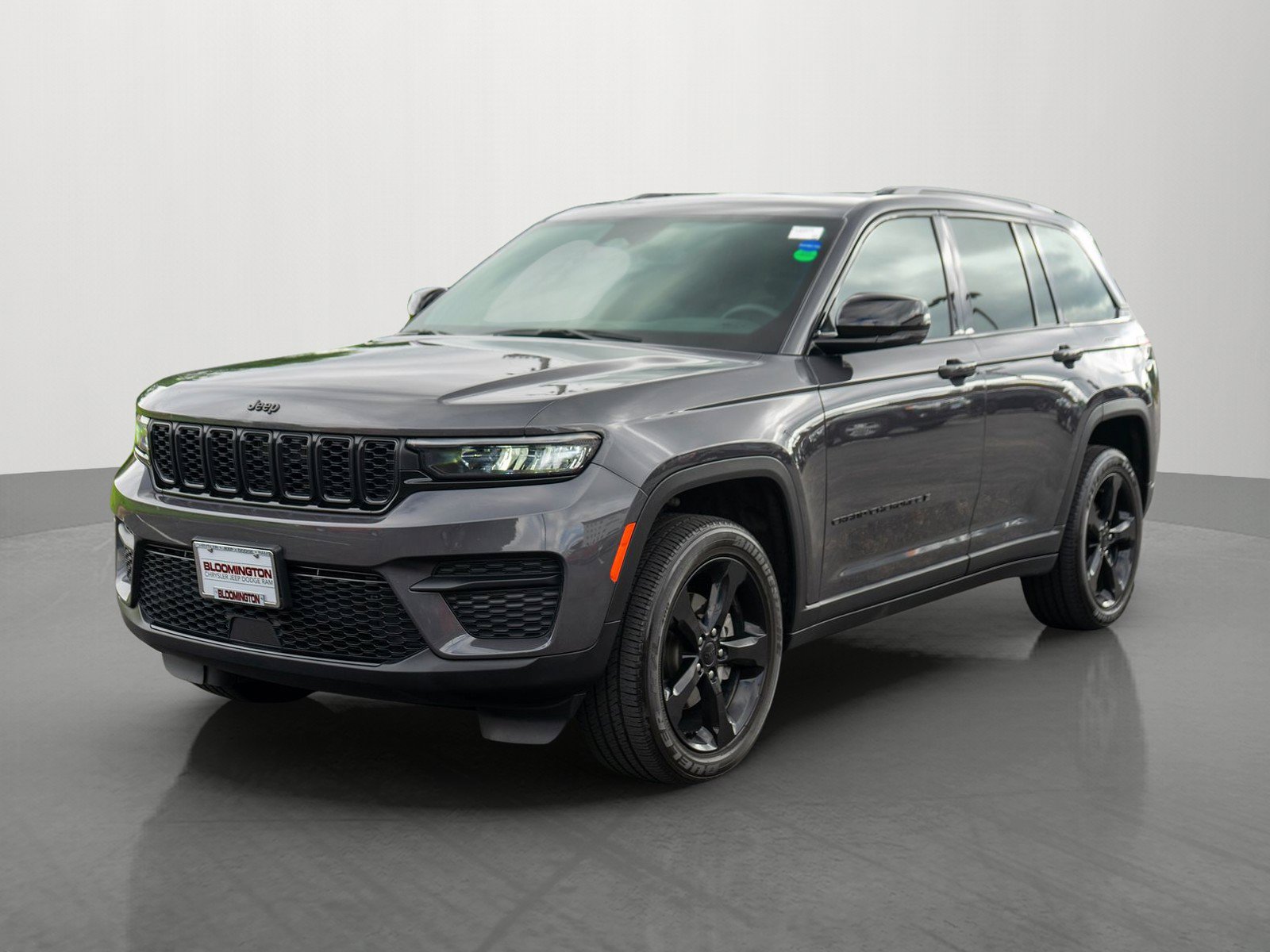 Used 2024 Jeep Grand Cherokee Altitude AWD/4WD image 3