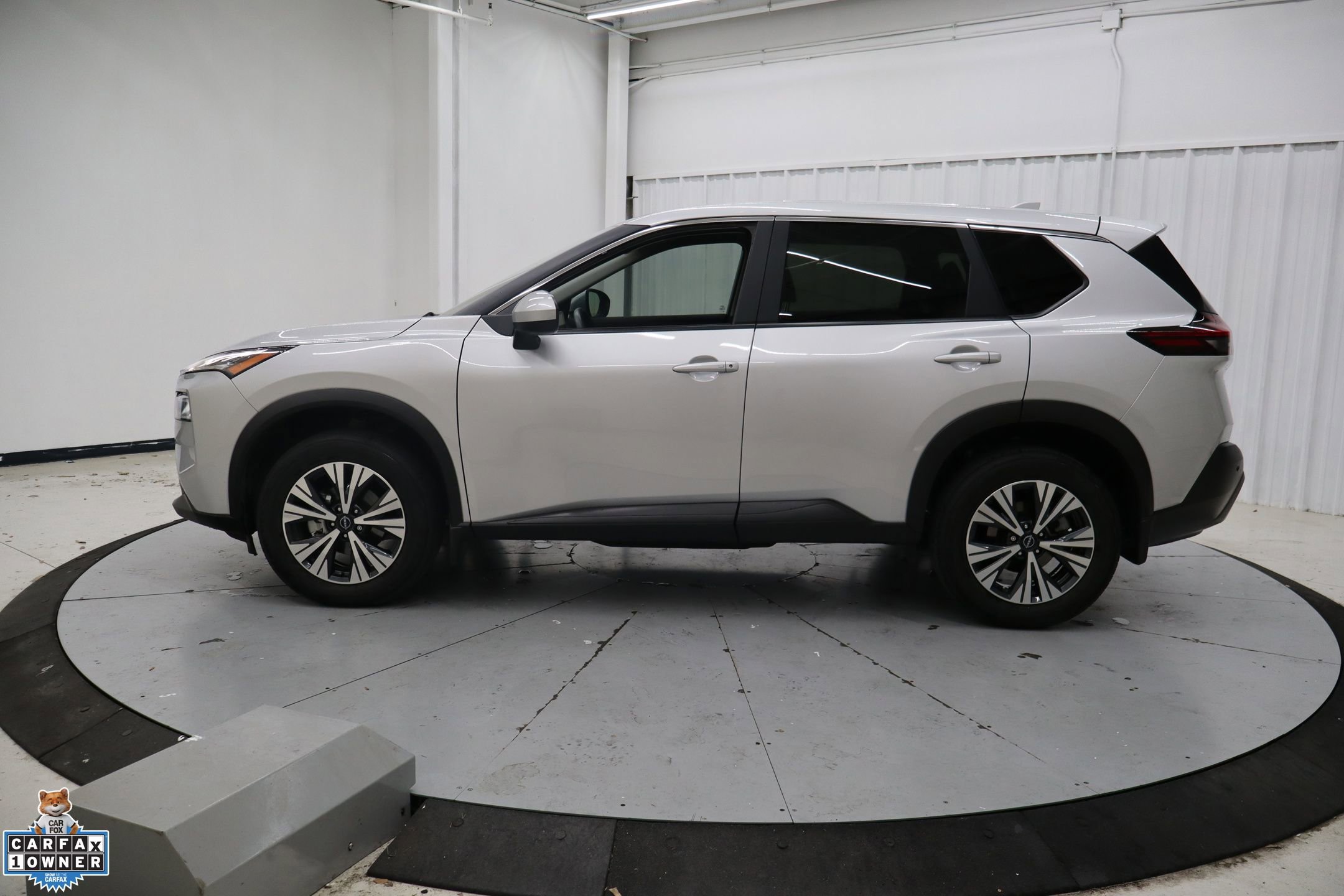 Used 2023 Nissan Rogue SV image 9