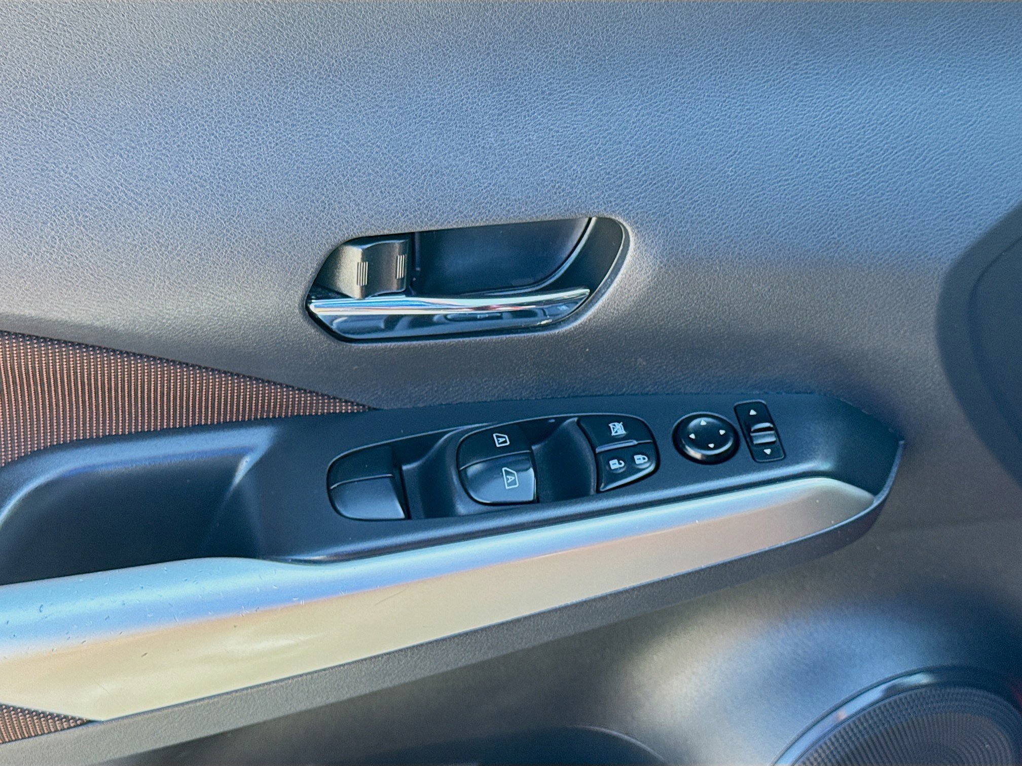 Used 2019 Nissan Kicks SR w/ Exterior Package image 16