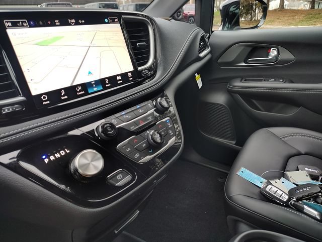 New 2026 Chrysler Pacifica Select FWD image 26