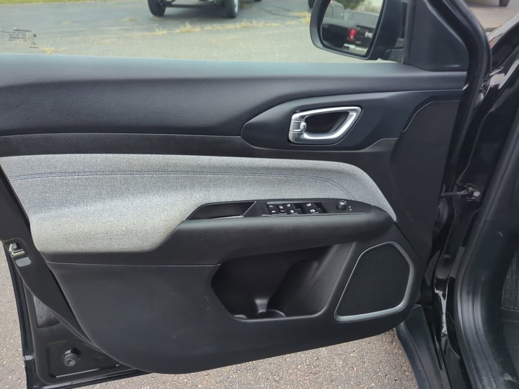 Used 2024 Jeep Compass Latitude image 28