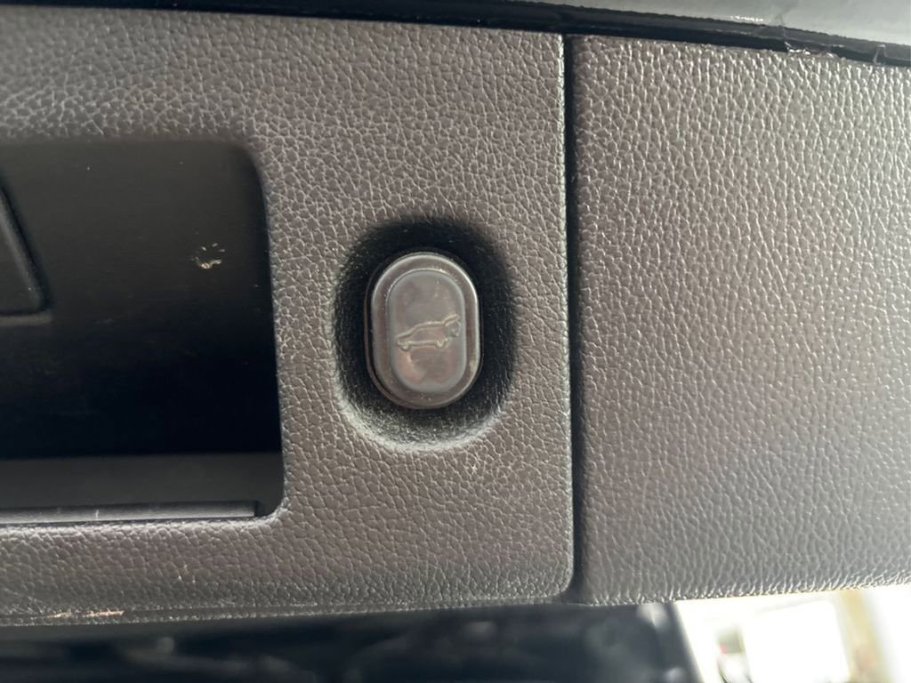 Used 2019 Chevrolet Tahoe LT w/ LT Signature Package image 16