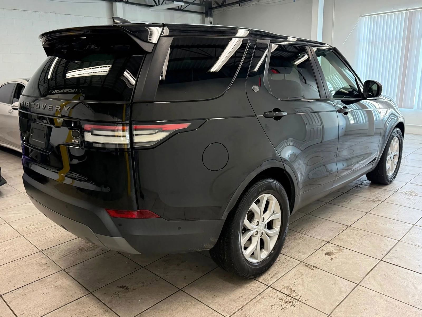 Used 2020 Land Rover Discovery SE AWD/4WD image 9