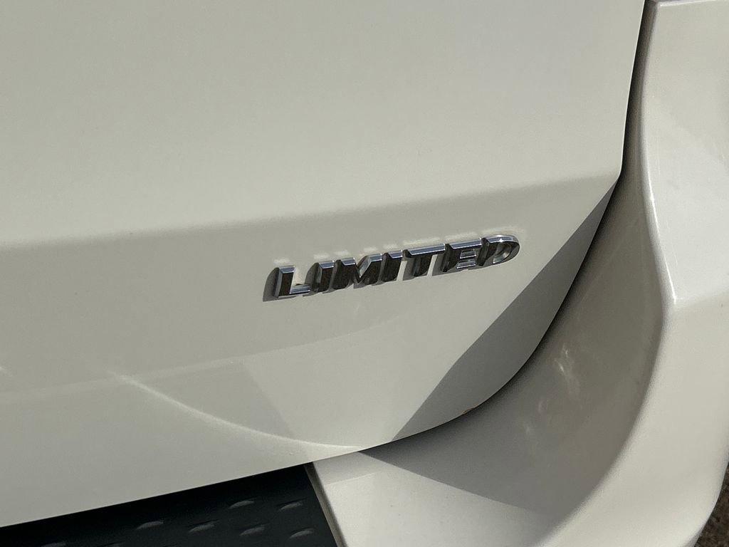 Used 2013 Chrysler Town & Country Limited image 41