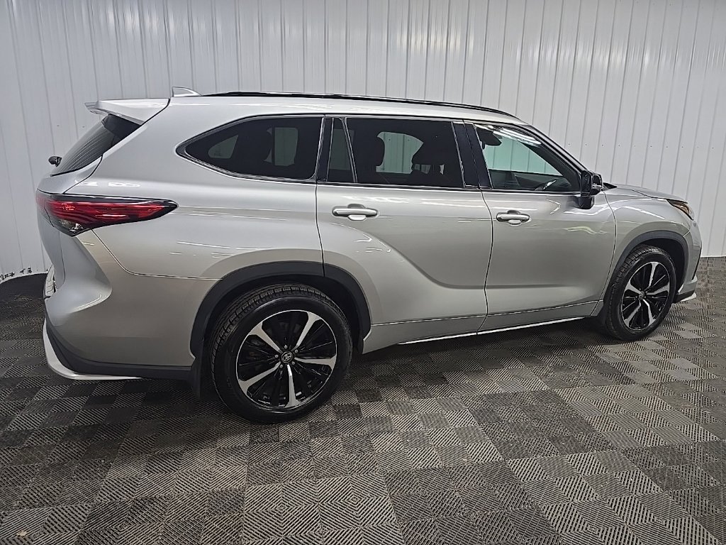 Used 2022 Toyota Highlander XSE AWD/4WD image 3