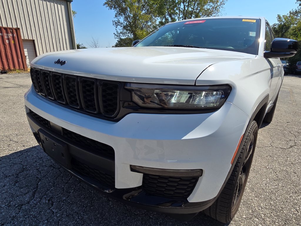 Used 2023 Jeep Grand Cherokee L Limited w/ Black Appearance Package AWD/4WD image 15