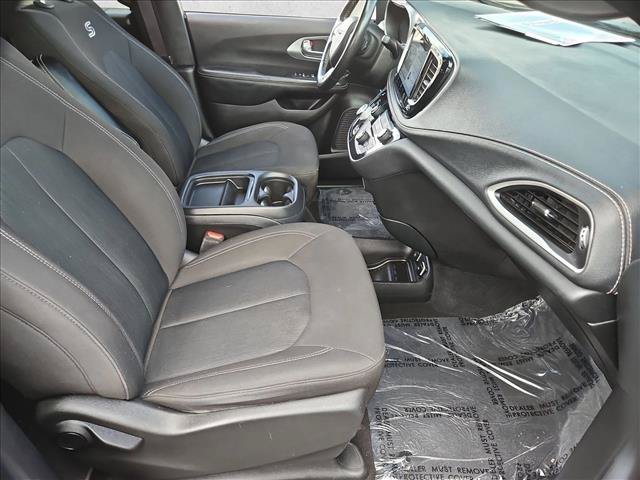 Used 2021 Chrysler Pacifica Touring FWD image 26