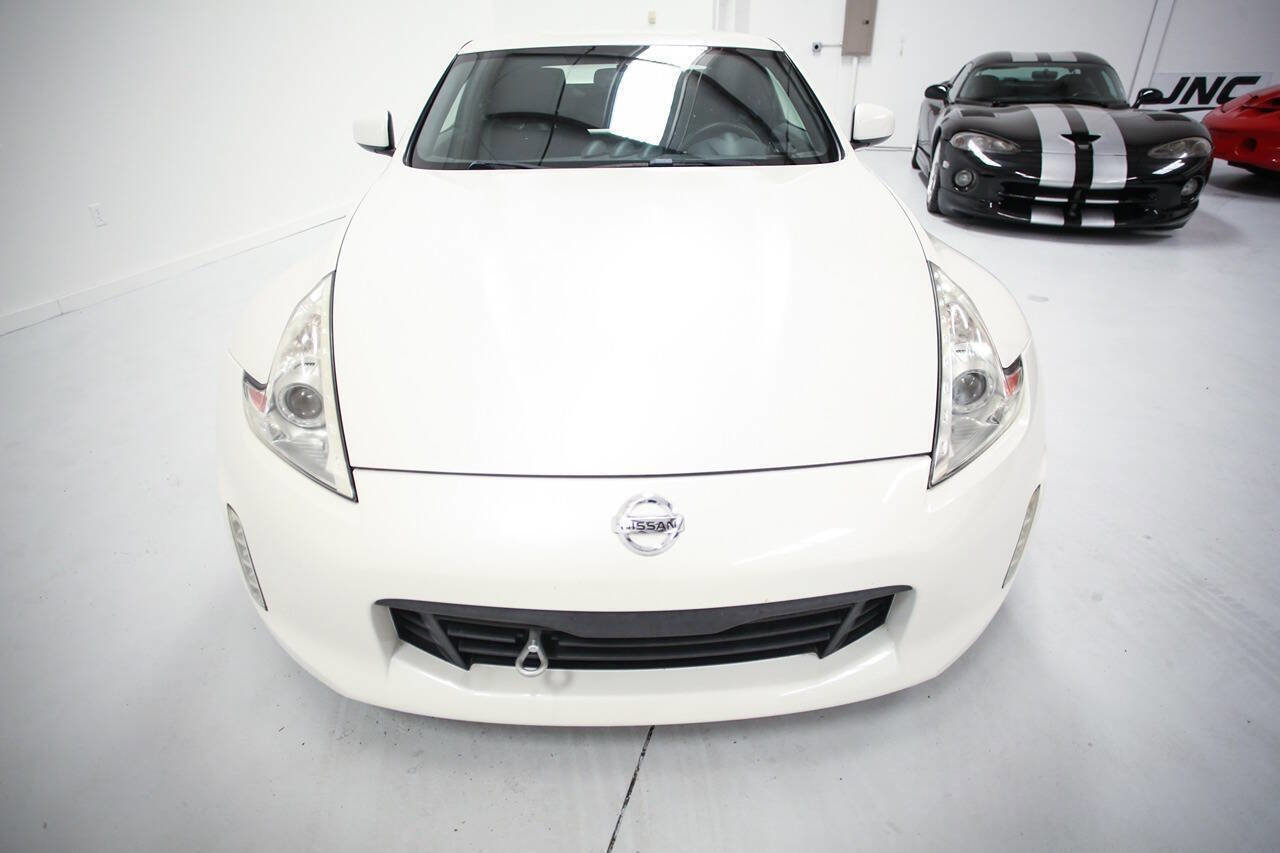 Used 2011 Nissan 370Z Coupe image 2