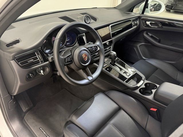 Certified 2025 Porsche Macan AWD/4WD image 4