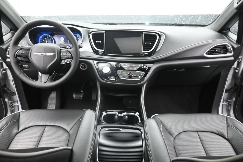 Used 2026 Chrysler Pacifica Limited w/ S Appearance Package FWD image 14