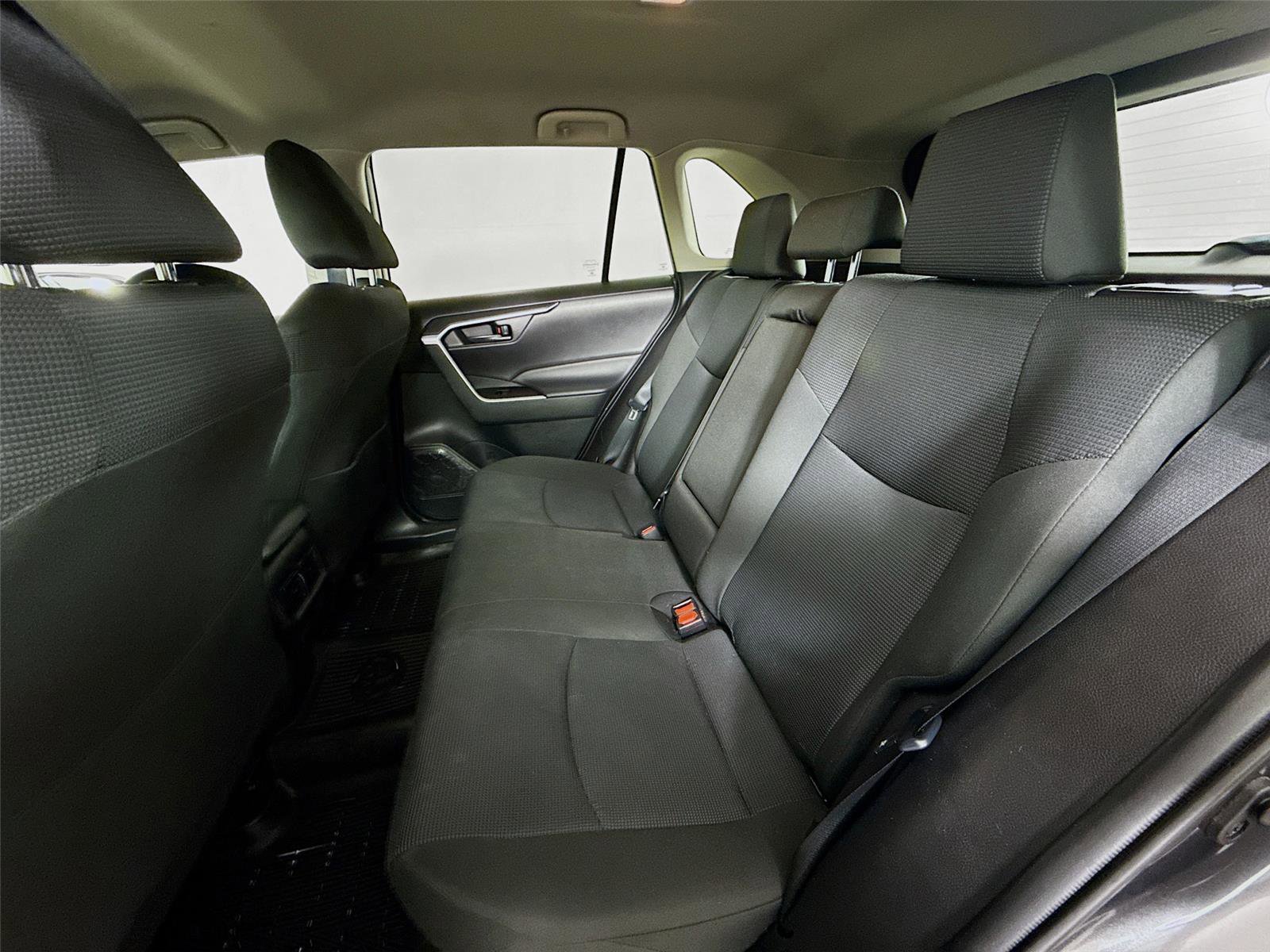 Used 2021 Toyota RAV4 LE image 11