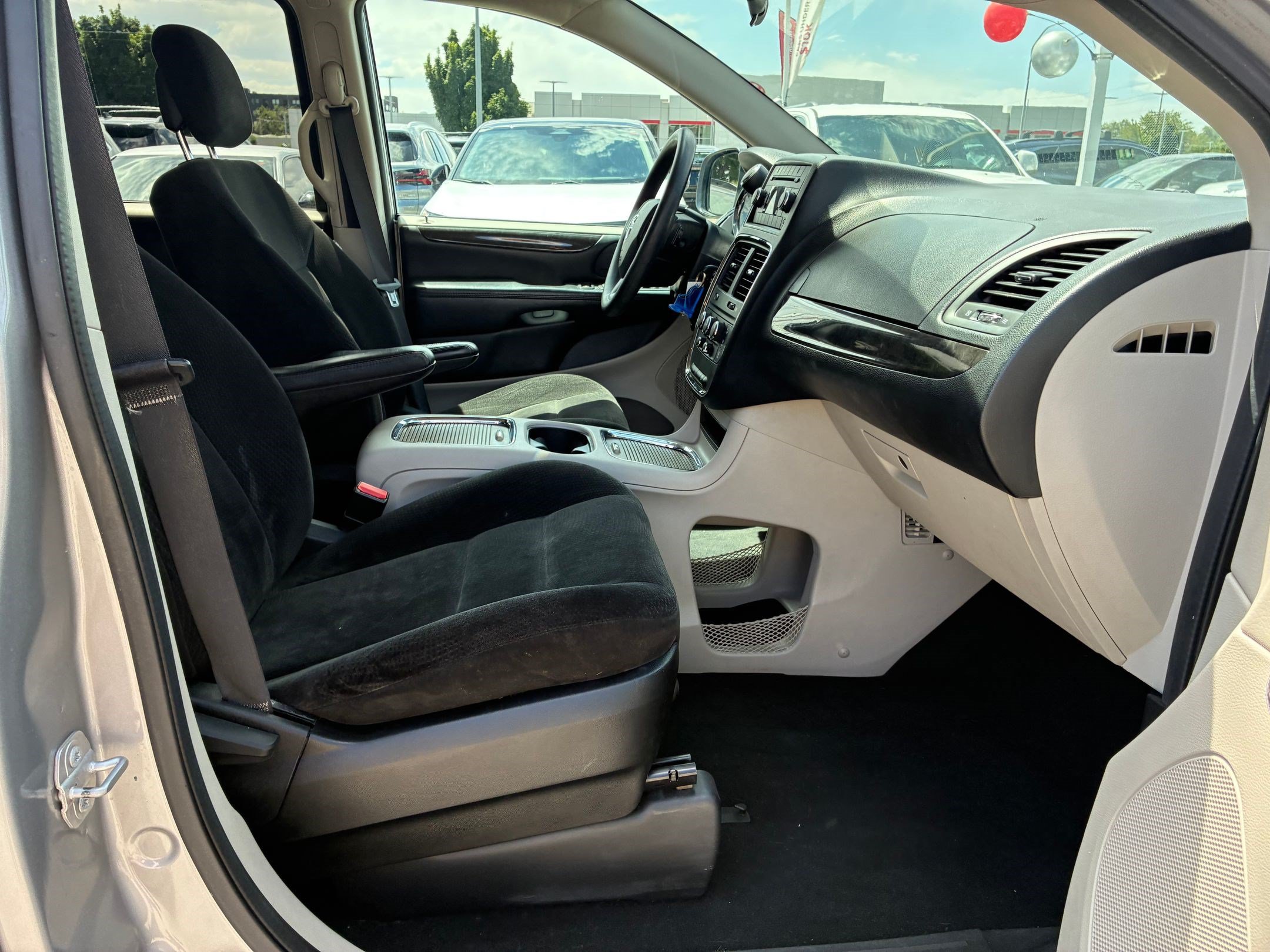 Used 2016 Dodge Grand Caravan SXT FWD image 30