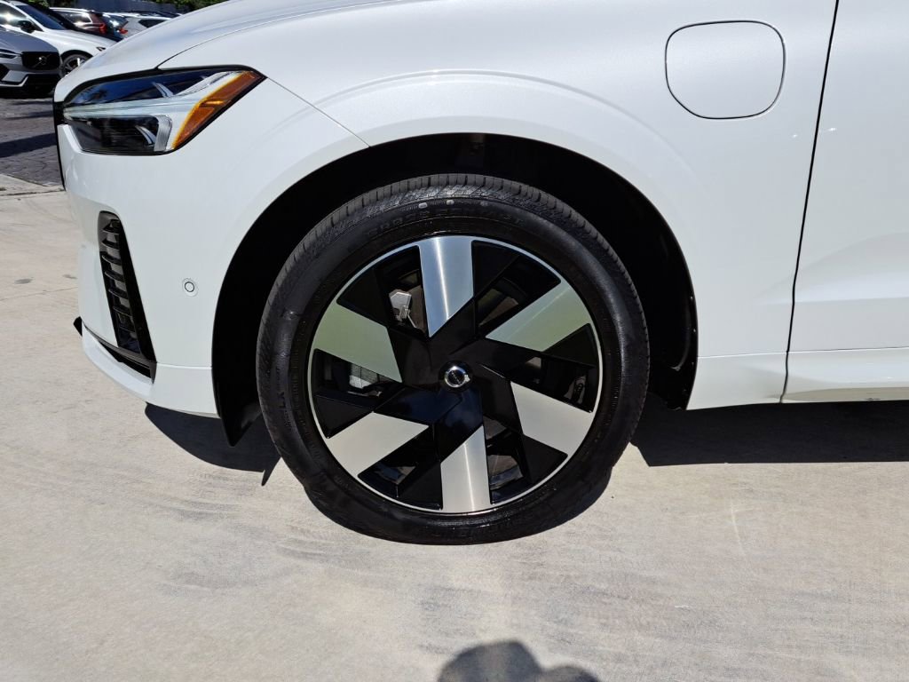 Used 2024 Volvo XC60 T8 Plus image 3