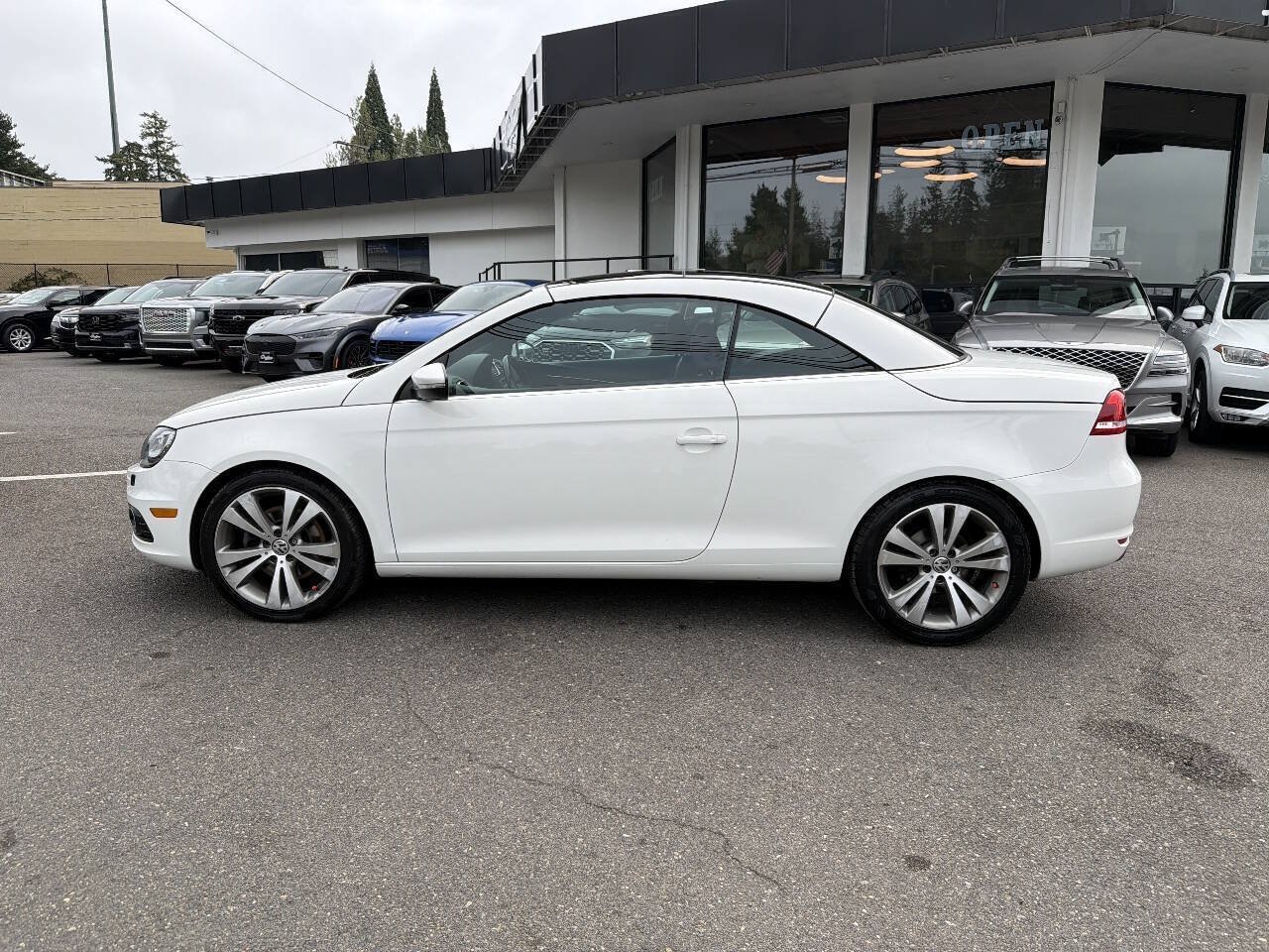 Used 2013 Volkswagen Eos Lux FWD image 2