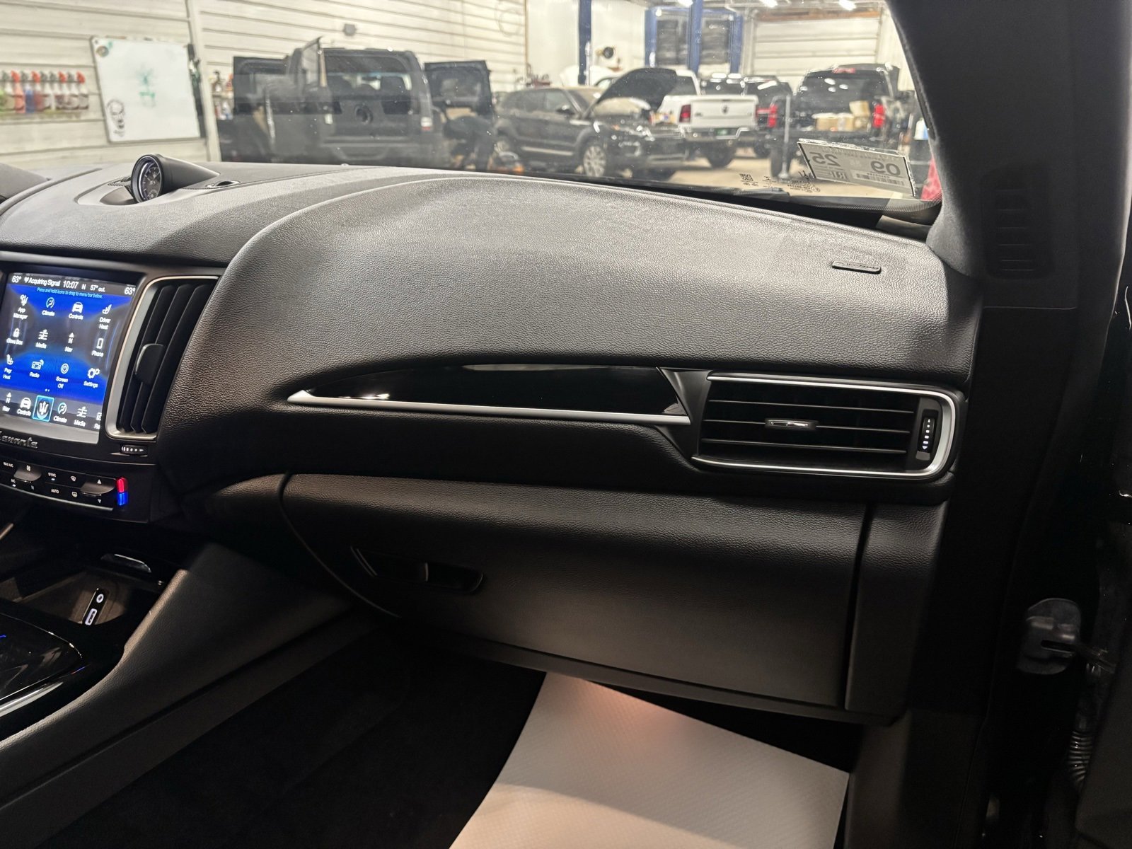 Used 2018 Maserati Levante image 32