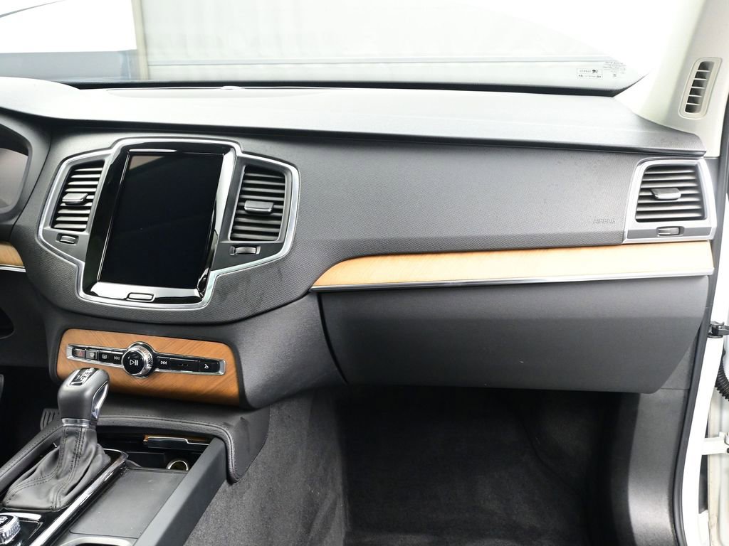 Used 2022 Volvo XC90 T6 Momentum w/ Climate Package image 16