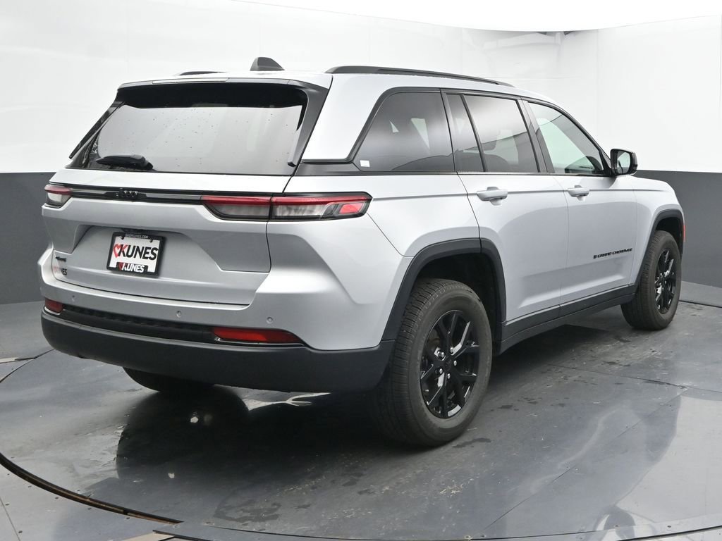 Used 2024 Jeep Grand Cherokee Altitude image 10