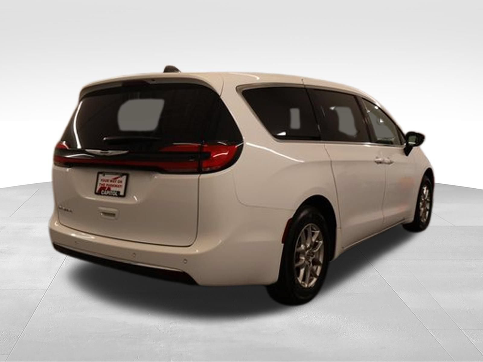 Used 2025 Chrysler Pacifica Select FWD image 2