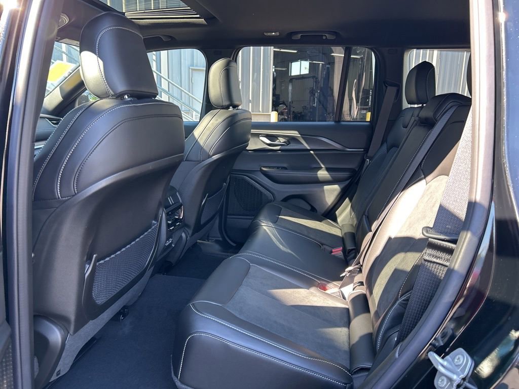 New 2025 Jeep Grand Cherokee Altitude image 31