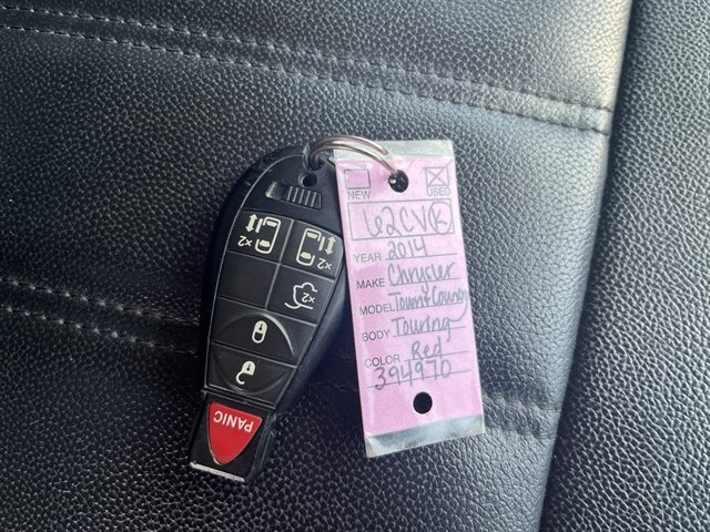 Used 2014 Chrysler Town & Country Touring FWD image 39